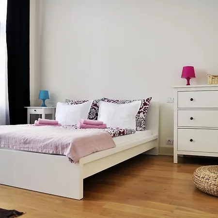 アパート Nubis 1bdr Or 2bdr And 2 Bathrooms プラハ